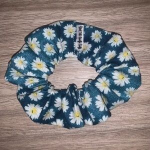 Last 1! $7ea or 3/$15 Mini daisies blue hair Scrunchie new